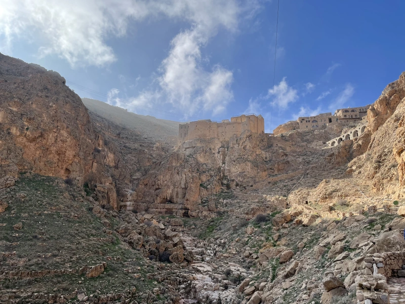 Kloster Mar Musa in Syrien im steinigen Felsengebirge